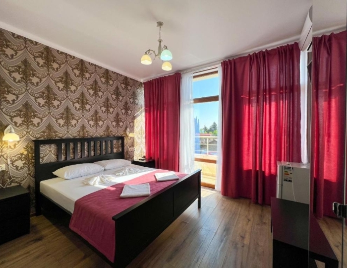 Номер комфорт с 1 двуспальной кроватью (с балконом) - Отель «Медовый» Гагра