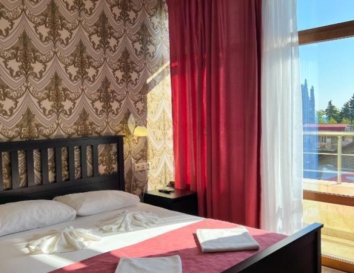 Номер комфорт с 1 двуспальной кроватью (с балконом) - Отель «Медовый» Гагра