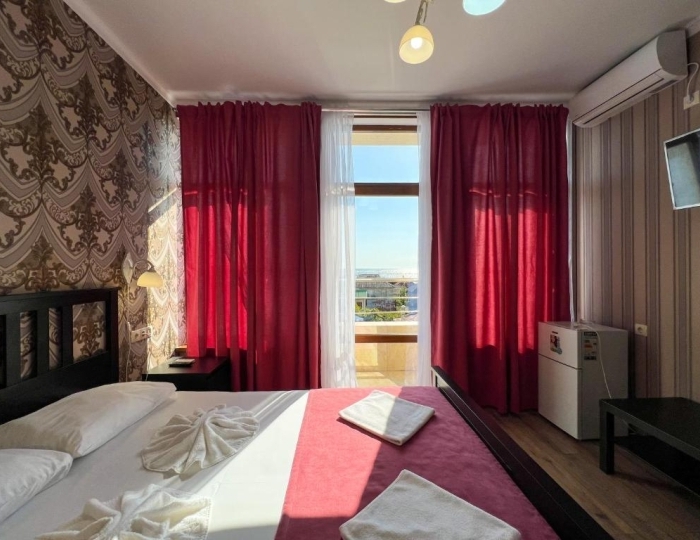 Номер комфорт с 1 двуспальной кроватью (с балконом) - Отель «Медовый» Гагра