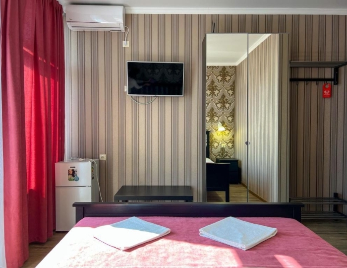 Номер комфорт с 1 двуспальной кроватью (с балконом) - Отель «Медовый» Гагра