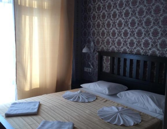 Номер комфорт с 1 двуспальной кроватью (с балконом) - Отель «Медовый» Гагра