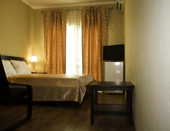 Номер комфорт с 1 двуспальной кроватью (с балконом) - Отель «Медовый» Гагра