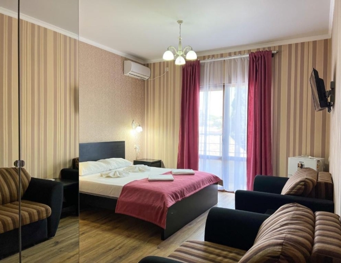 Номер делюкс с 1 двуспальной кроватью (с балконом) - Отель «Медовый» Гагра