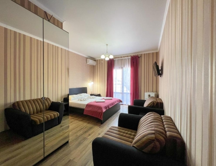 Номер делюкс с 1 двуспальной кроватью (с балконом) - Отель «Медовый» Гагра