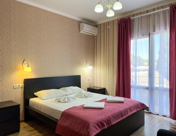 Номер делюкс с 1 двуспальной кроватью (с балконом) - Отель «Медовый» Гагра