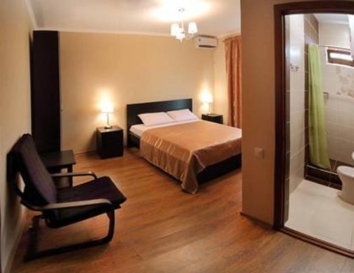 Номер полулюкс с 1 двуспальной кроватью (с балконом) - Отель «Медовый» Гагра