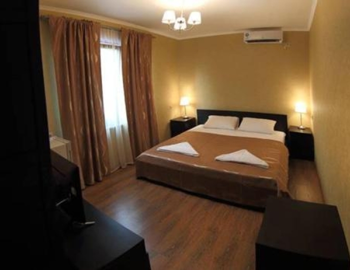 Номер полулюкс с 1 двуспальной кроватью (с балконом) - Отель «Медовый» Гагра