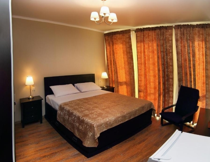 Номер полулюкс с 1 двуспальной кроватью (с балконом) - Отель «Медовый» Гагра