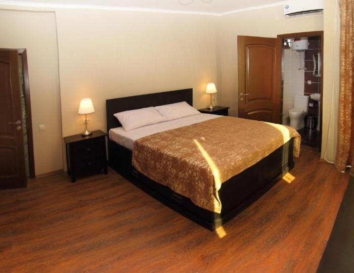 Номер полулюкс с 1 двуспальной кроватью (с балконом) - Отель «Медовый» Гагра