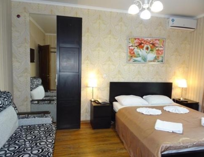 Номер полулюкс с 1 двуспальной кроватью (с балконом) - Отель «Медовый» Гагра